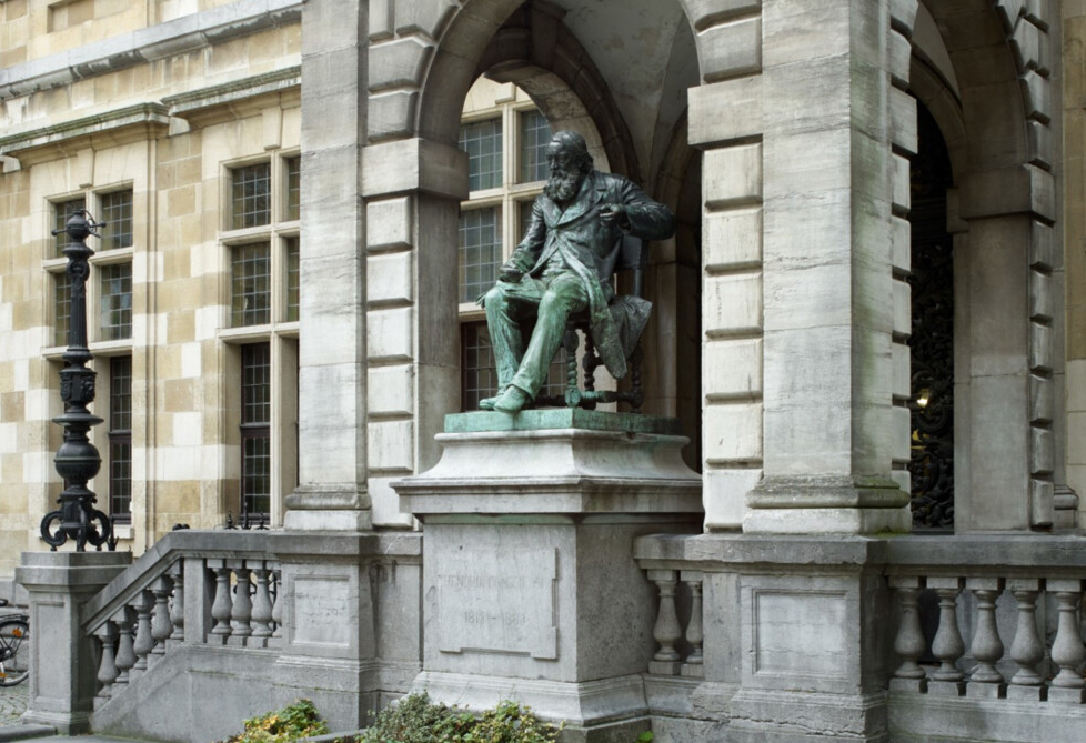 <p>Hendrik Conscience werd nog tijdens zijn leven geëerd met een standbeeld van Frans Joris (1851-1914) op het Antwerpse plein dat naar hem werd genoemd. Kort na de inhuldiging in 1883 overleed hij.</p>
