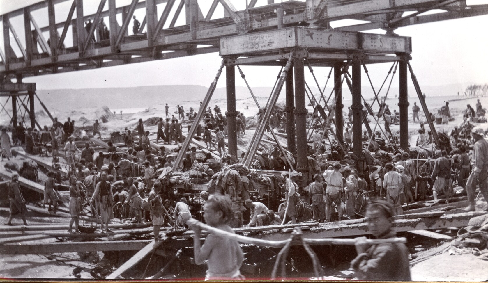 Spoorwegarbeiders bouwen in opdracht van een Belgisch-Frans consortium een brug over de Gele Rivier in functie van de spoorlijn Beijing-Hankou, aangelegd tussen december 1903 en mei 1904. Rond de eeuwwisseling legden Belgische ondernemingen wereldwijd spoorlijnen aan.