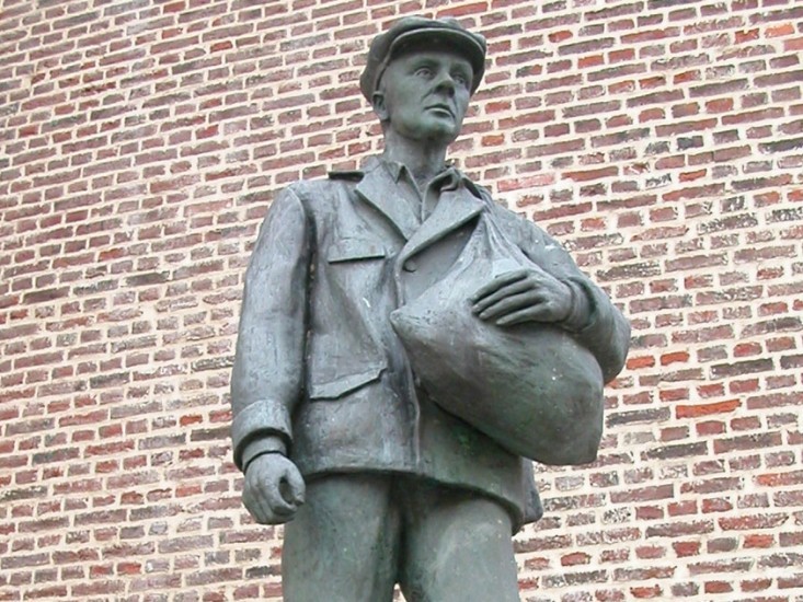 Heel wat seizoenarbeiders kwamen uit het Hageland, een arme rurale streek. Ze werden ‘Fransmans’ genoemd. Pastoor Jozef Willems (1922-2009) was jarenlang hun aalmoezenier. Hij kreeg een standbeeld aan de Sint-Niklaaskerk in Rillaar (deelgemeente van Aarschot).
