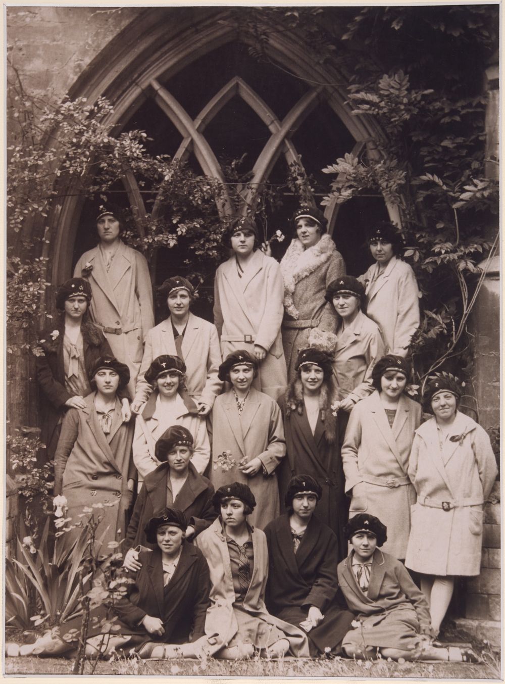 België telde in 1929 1098 vrouwelijke studenten tegenover 9266 mannelijke. Vrouwelijke studenten aan de universiteit van Leuven in het academiejaar 1926-1927. Op dit beeld staan de studentes aan de Sint-Geertrui abdij.