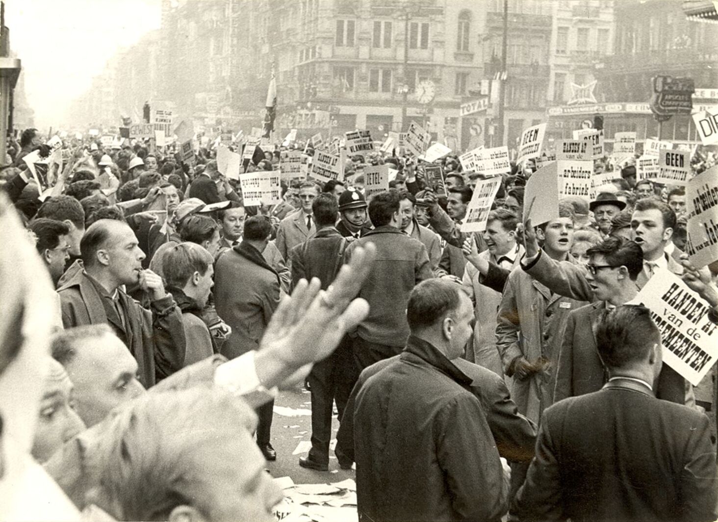 In de zogenaamde Marsen op Brussel van 1961 en 1962 betoogden duizenden Vlamingen voor de vastlegging van de taalgrens en de begrenzing van de Brusselse agglomeratie. Hier ontmoeten Vlaamse manifestanten tegenbetogers bij de Tweede Vlaamse Mars op Brussel, 14 oktober 1962.