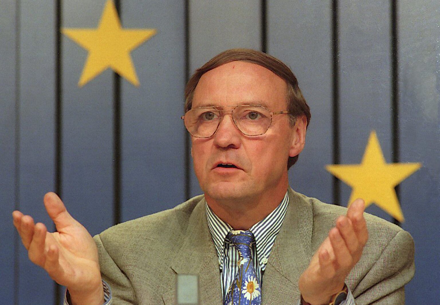 De Vlaamse sociaaldemocraat Karel Van Miert (1942-2009) was de langst dienstdoende eurocommissaris voor België en was onder meer bevoegd voor mededinging en consumentenbescherming. Hier is Europees commissaris Van Miert aan het woord tijdens een persconferentie in juni 1995.