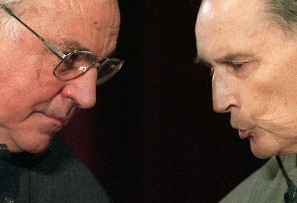 De goede verstandhouding tussen de Franse president François Mitterrand (1916-1996) en de Duitse bondskanselier Helmut Kohl (1930-2017) maakte de eenmaking van Duitsland en de oprichting van de Europese Unie mogelijk. Hier kort na de ondertekening van het verdrag van Maastricht (februari 1992).