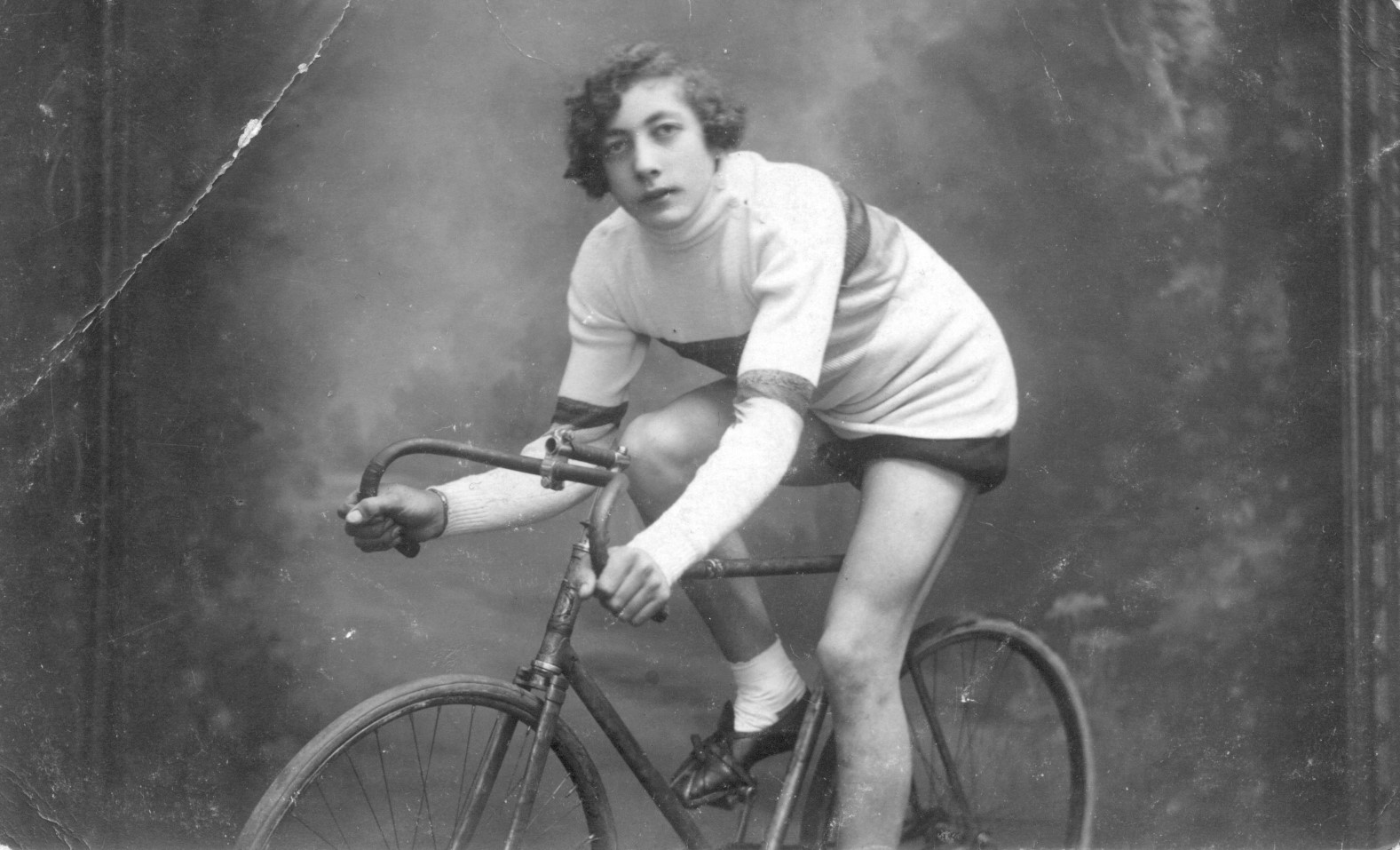 Wielrenster Elvire De Bruyn (1914-1989) uit Erembodegem bij Aalst, wereldkampioene wielrennen bij de vrouwen in 1934 en 1936, veranderde in 1937 van geslacht en werd toen Willy De Bruyn.