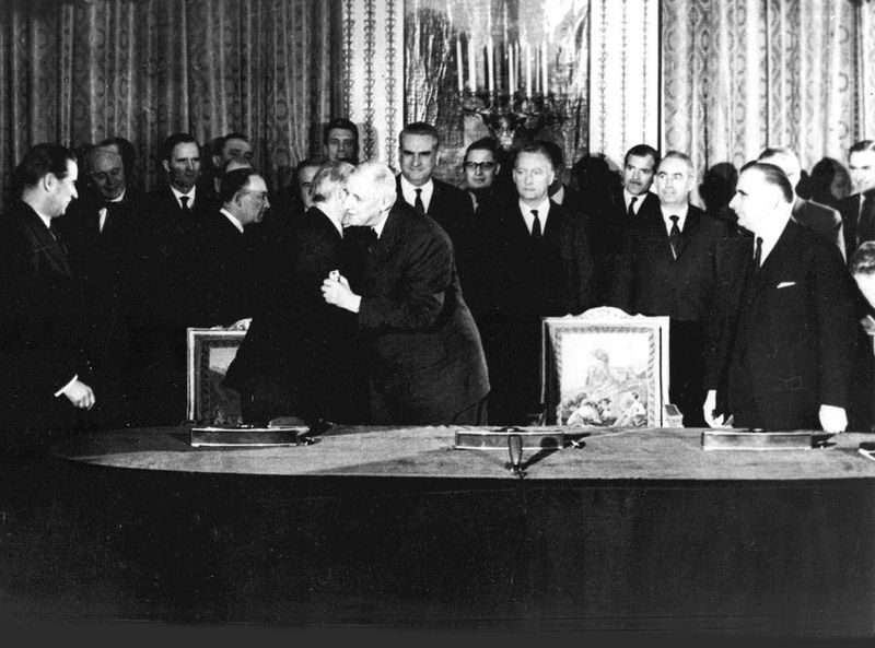 De Duitse bondskanselier Konrad Adenauer (1867-1967) en de Franse president Charles de Gaulle (1890-1970) omhelzen elkaar bij het zogenoemde ‘vriendschapsverdrag’ in 1963. De Frans-Duitse as ligt aan de basis van de Europese Unie.