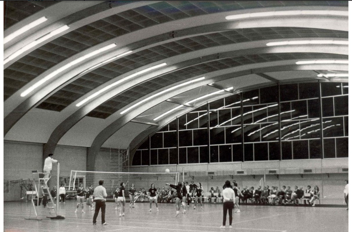 Een volleybalwedstrijd in de sporthal van Mortsel. In de jaren 1970 stimuleerde de Vlaamse overheid de bouw van lokale sportinfrastructuur. Op veel plaatsen rezen nieuwe sportcomplexen uit de grond.
